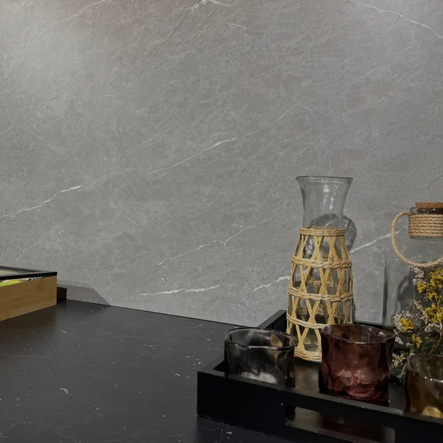 Beton Chic Matt – SPC Wandplatte in Marmoroptik
96x280x0.3cm